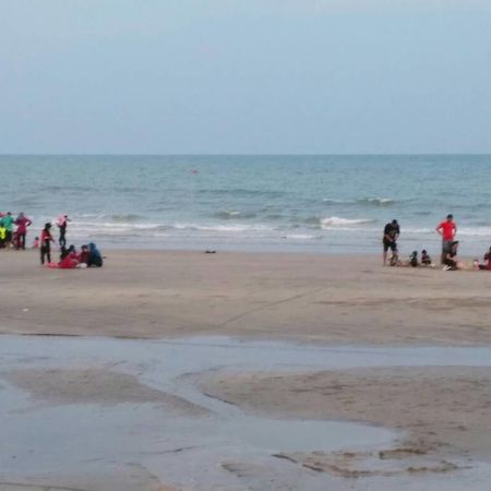 Damai Homestay Pantai Pelindung Kuantan Esterno foto