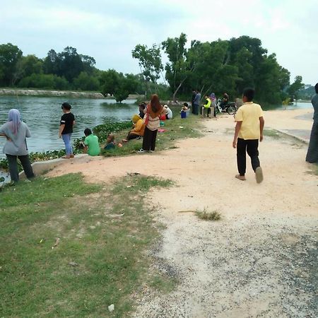 Damai Homestay Pantai Pelindung Kuantan Esterno foto